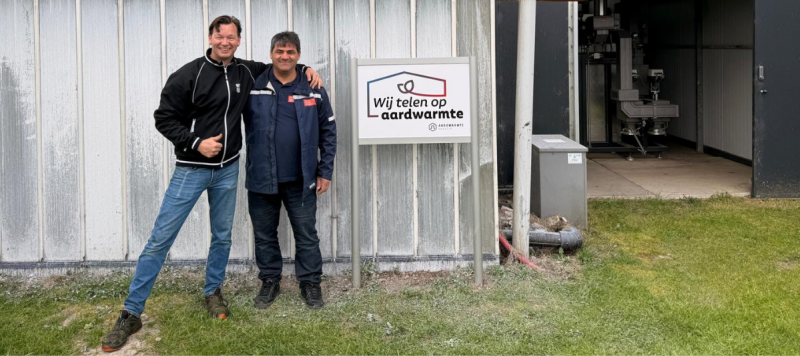 Tevreden gezichten bij de duurzame aansluiting: tomatenteler John van Heijningen samen met Huseyin Gültekin van WNW.