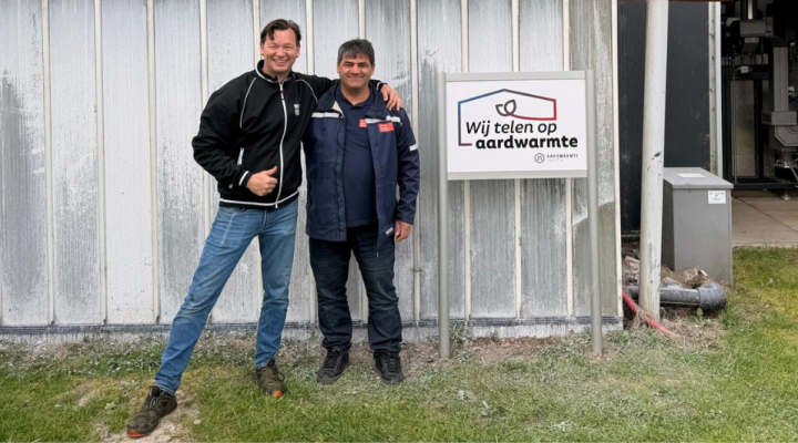 Tevreden gezichten bij de duurzame aansluiting: tomatenteler John van Heijningen samen met Huseyin Gültekin van WNW.